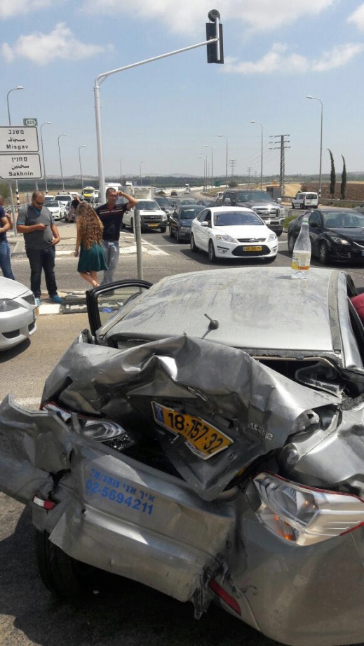 اصابة خطيرة لطفل وأخرى بجراح متوسطة في حادث طرق